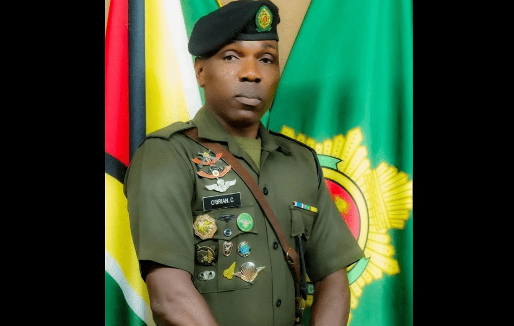 Gudanye Raha L'adjudant termine la formation en leadership de l'armée américaine ...