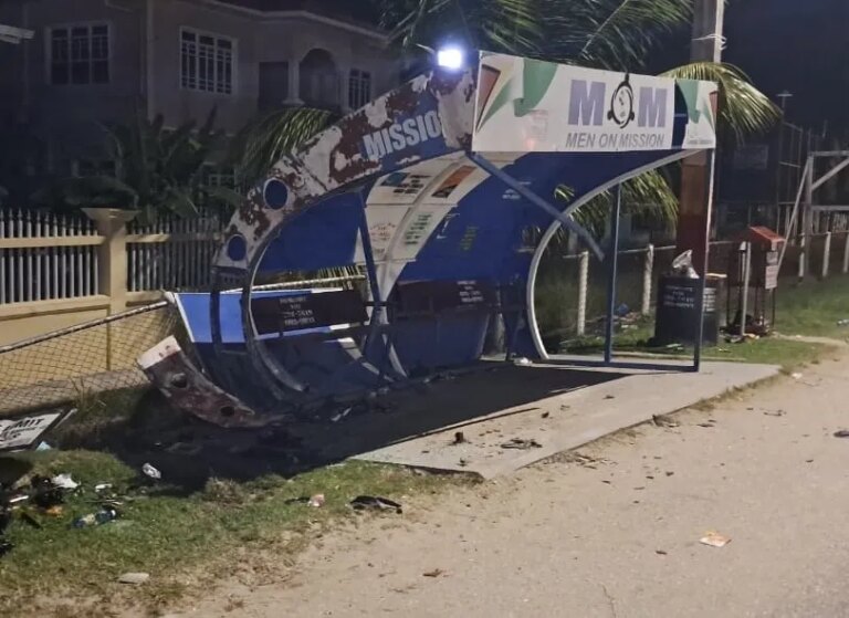 Un mort et plusieurs blessés après un accident de voiture dans un hangar de bus sur la côte ouest de Berbice