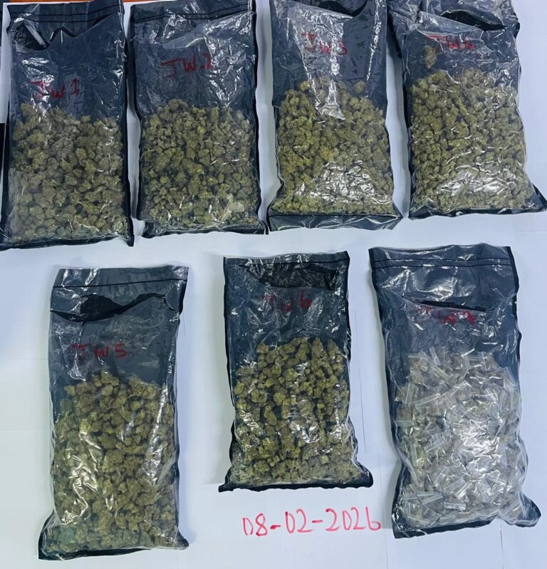 Un agent de sécurité arrêté après la découverte de 5,7 livres de ganja à Hadfield St. apt