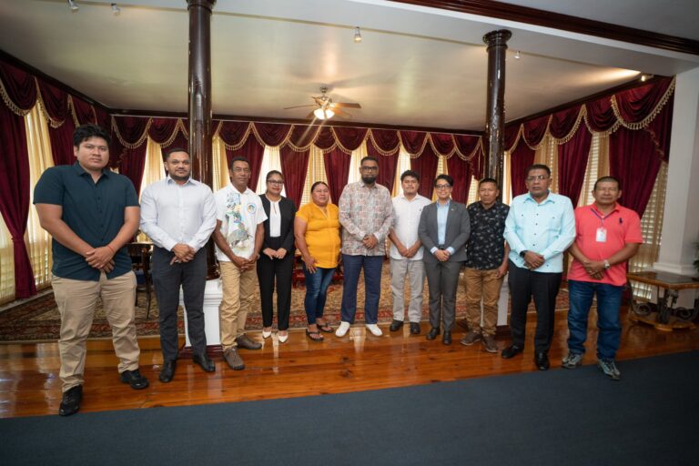 Prés. Ali rencontre South Rupununi Toshaos pour discuter des opportunités de développement