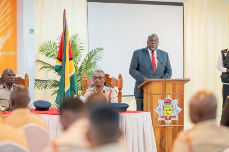Le gouvernement fait progresser les services d&rsquo;incendie modernes et décentralisés pour renforcer les interventions – PM Phillips