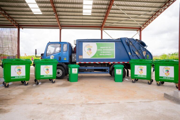 Des camions poubelles livrés à Linden, Mahdia pour renforcer la gestion des déchets