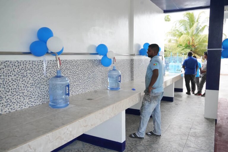 15 nouvelles stations de ravitaillement en eau seront installées dans tout le pays ; à l&rsquo;occasion de la réouverture de l&rsquo;usine de Pouderoyen
