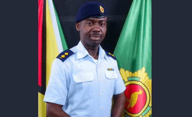 GDF renforce l&rsquo;Air Corps alors que le lieutenant Randy Wade termine sa formation au Royaume-Uni