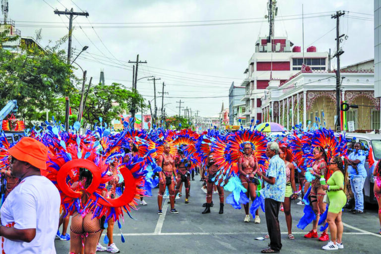 Le défilé du carnaval de Guyane illumine Georgetown