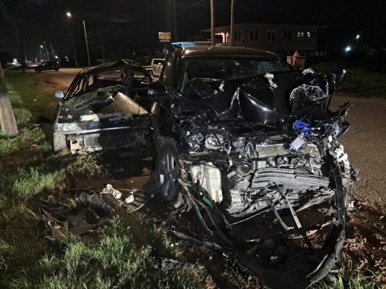 Mise à jour de Corentyne : une voiture à grande vitesse heurte un véhicule venant en sens inverse lors d&rsquo;un dépassement