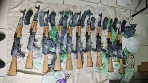 Un jeune d&rsquo;EBD arrêté alors que l&rsquo;enquête sur le buste des fusils d&rsquo;assaut AK-47 s&rsquo;intensifie