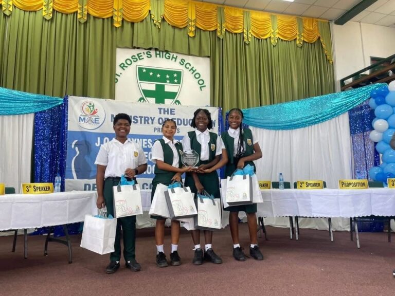 L&rsquo;école secondaire Mackenzie remporte le concours de débat de l&rsquo;école secondaire JOF Haynes Memorial