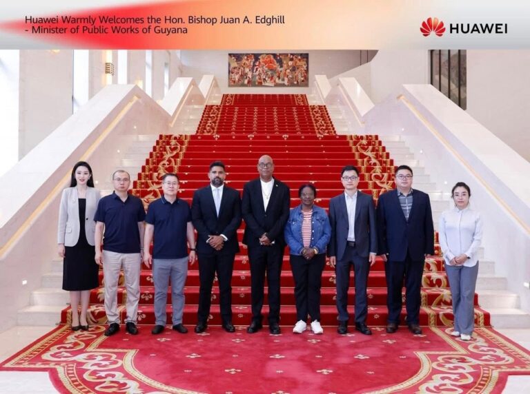 Edghill visite le siège de Huawei en Chine pour examiner les innovations dans les systèmes de transport intelligents et l&rsquo;IA