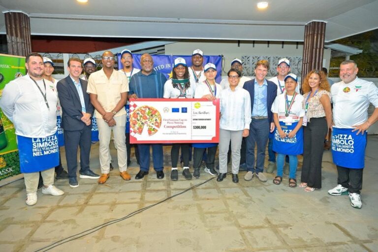 Alex Tenorio et Lisa Hamilton sont les gagnants du premier concours de fabrication de pizza de la Coupe UE-Guyana