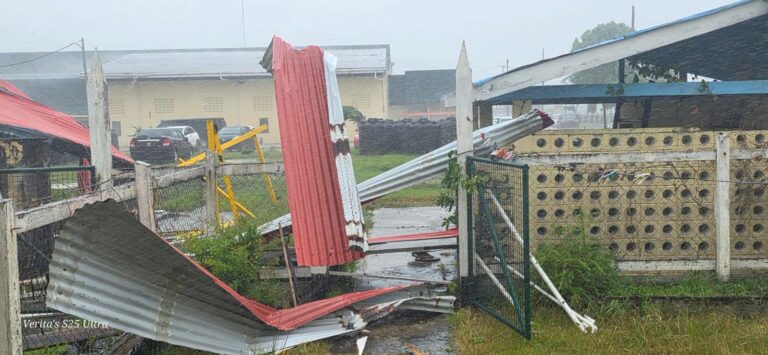 Un enseignant blessé alors que des vents violents endommagent l&rsquo;école primaire de Rivers Town