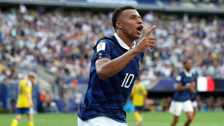 Mbappé établit un record à élimination directe en Coupe du monde alors que la France élimine la Suède