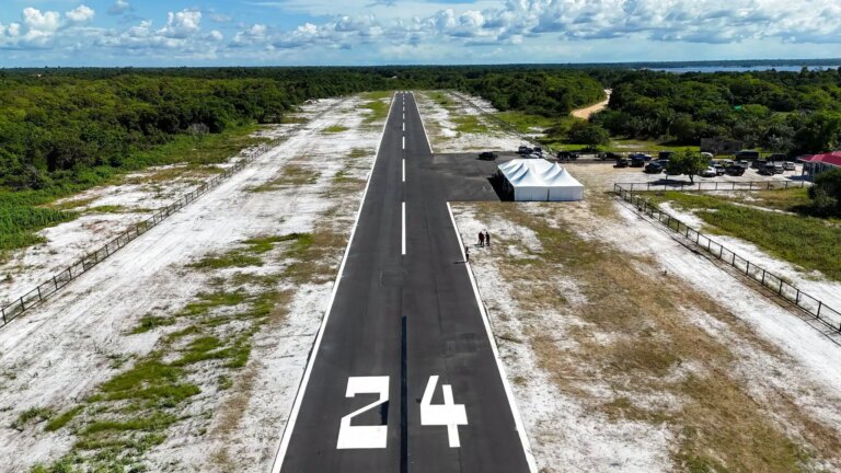 « Les pistes d&rsquo;atterrissage ne sont pas un luxe ; ce sont des bouées de sauvetage » – Pres. Ali en tant que mise en service de la piste d&rsquo;atterrissage Anna Regina/Mainstay de 220 millions de dollars