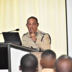Top Cop exhorte les diplômés du cours d&rsquo;officiers subalternes à diriger avec détermination et intégrité