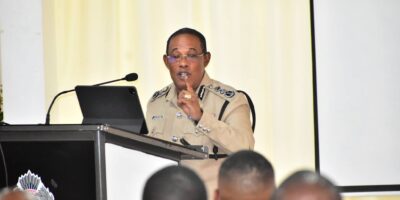 Top Cop exhorte les diplômés du cours d&rsquo;officiers subalternes à diriger avec détermination et intégrité