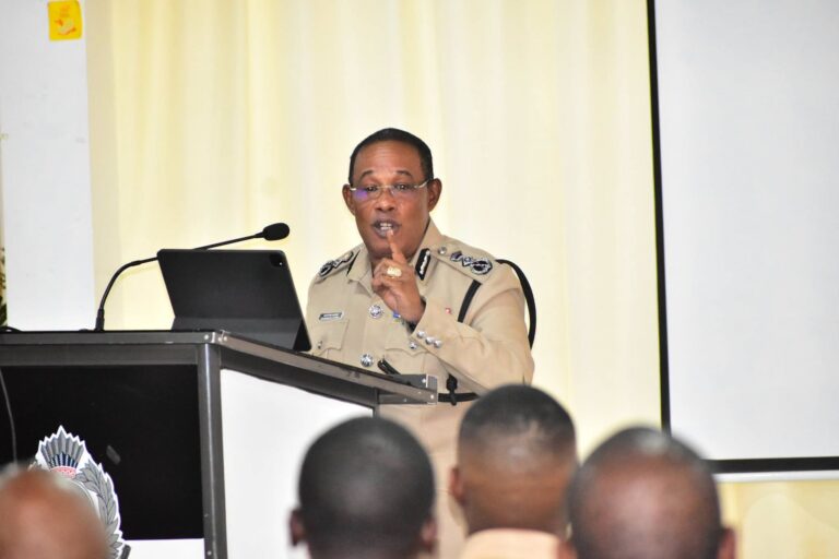 Top Cop exhorte les diplômés du cours d&rsquo;officiers subalternes à diriger avec détermination et intégrité