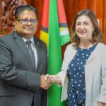 Le ministre Singh félicite la représentante sortante du Groupe de la Banque mondiale, Diletta Doretti, pour ses services dévoués au Guyana