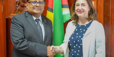 Le ministre Singh félicite la représentante sortante du Groupe de la Banque mondiale, Diletta Doretti, pour ses services dévoués au Guyana