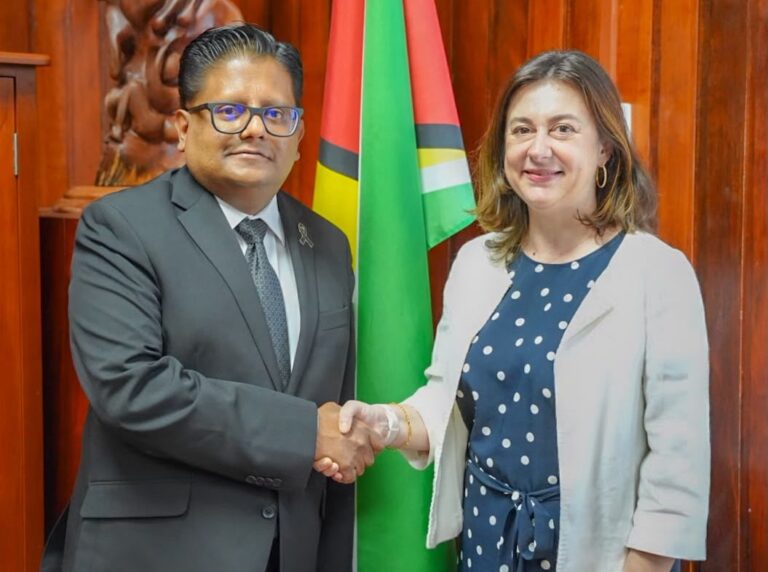 Le ministre Singh félicite la représentante sortante du Groupe de la Banque mondiale, Diletta Doretti, pour ses services dévoués au Guyana