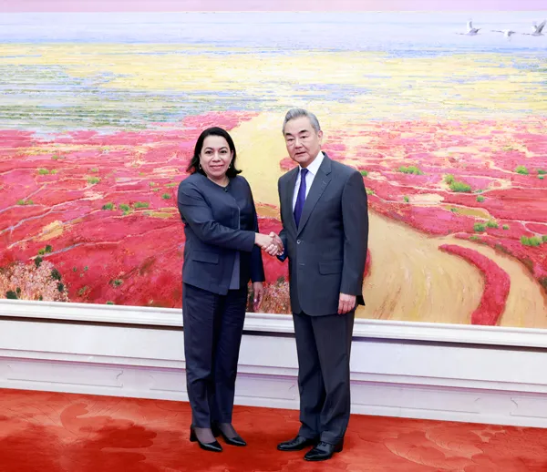 Le ministre chinois des Affaires étrangères rencontre Carolyn Rodrigues-Birkett de Guyane au poste du Secrétaire général de l&rsquo;ONU