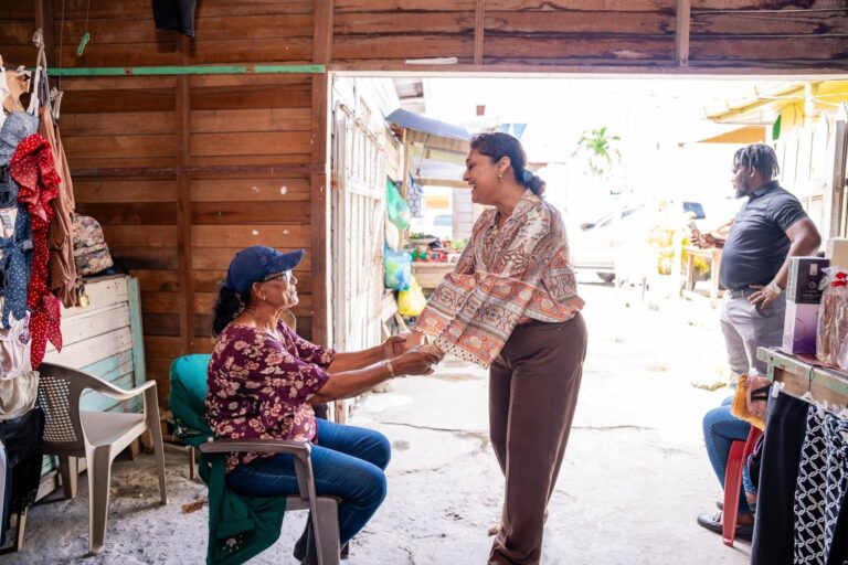 Manickchand visite Kitty Market pour évaluer les progrès du projet de réhabilitation tant attendu