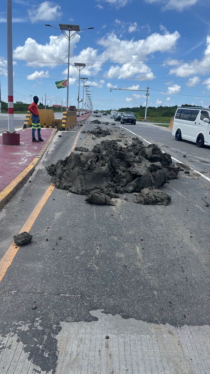 Un conducteur arrêté et inculpé après un déversement de boue le long de Heroes Highway